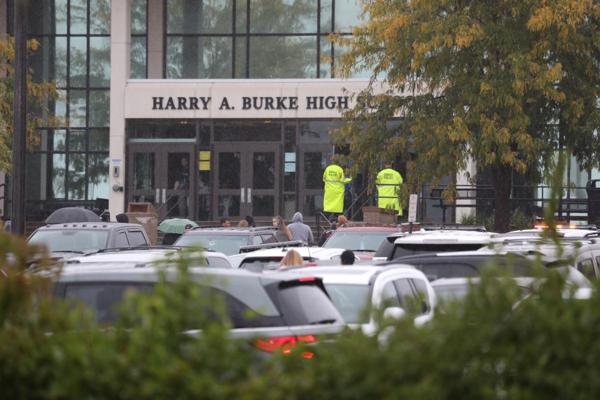 According to the texts of 911 dispatchers, a male student cut out a student, and after that he himself in Burke