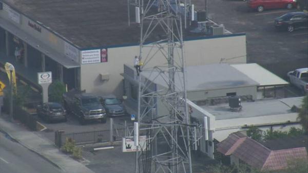 Man climbs cell phone tower in Hialeah Relatives talking, in fact that people suffering psychological disorders