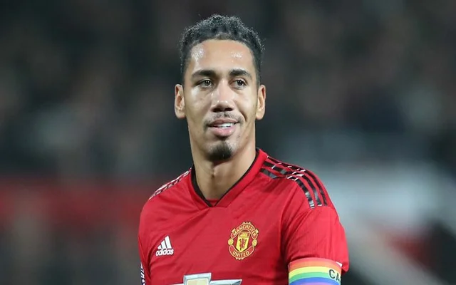 Chris Smalling is injured in the warm-up before Liverpool Man Utd opposite