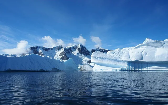The cost of ice Antarctica has reached 250 billion tons per year