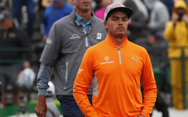 Unusual penalty: 2 balls in the water on 11 and the leadership of Ricky Fowler disappears