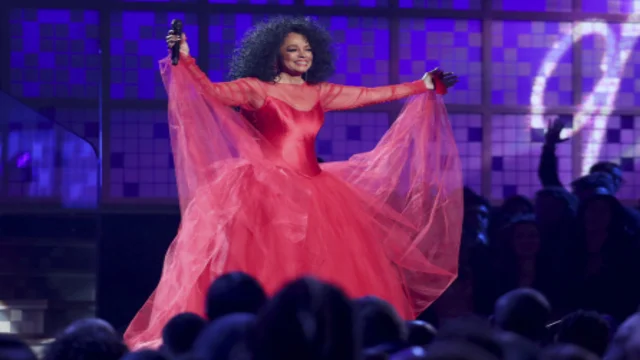 Diana Ross brings Grammy audiences to their feet with a medley of Motown bestsellers
